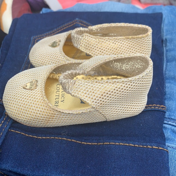 Juicy Couture Infant shoes! Size 4. - Picture 4 of 4